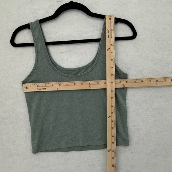 VUORI WOMEN'S HALO ESSENTIAL TANK MEDIUM VINTAGE PISTACHIO HEATHER MEDIUM - Picture 7 of 8